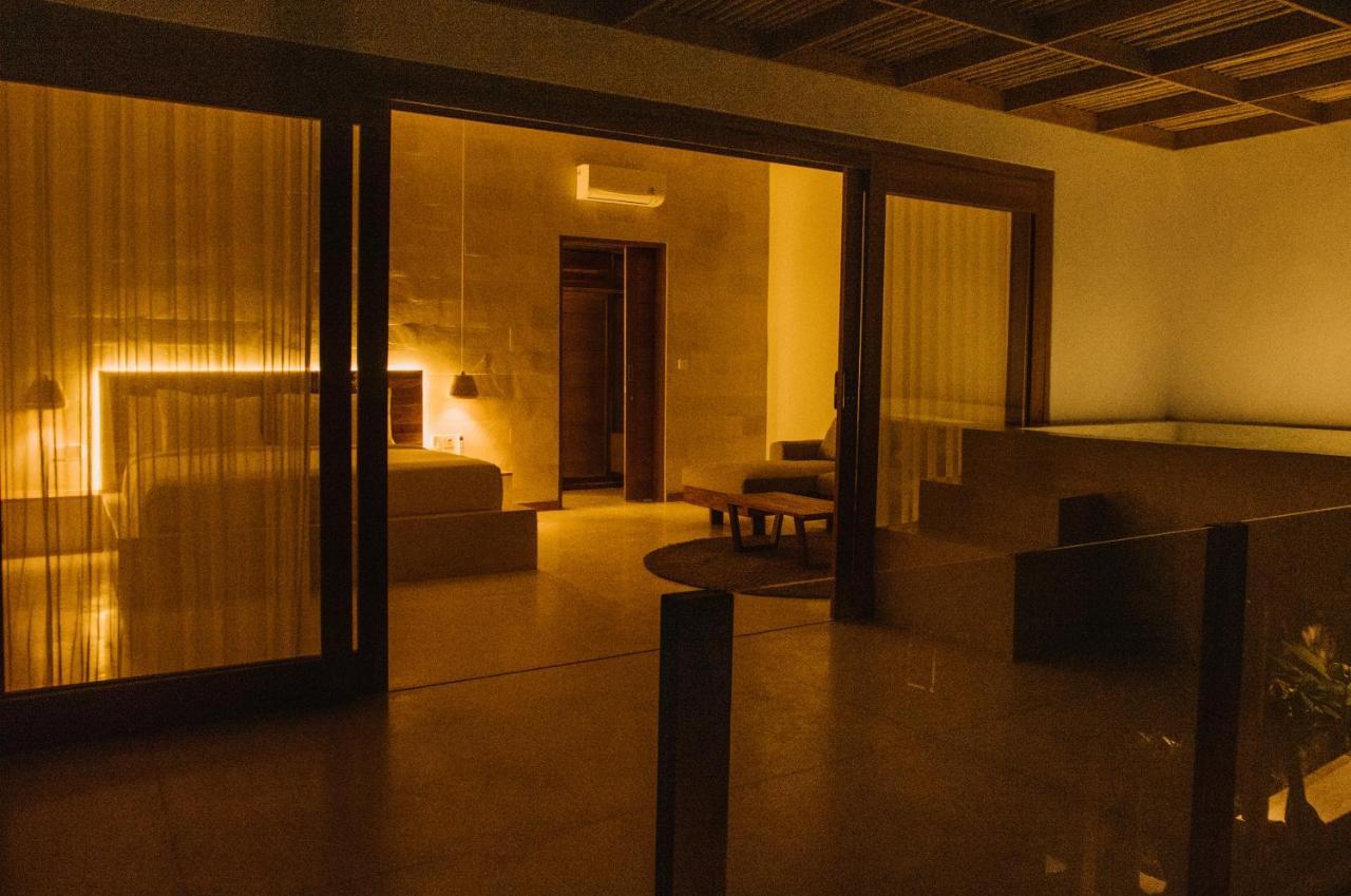 Neano Escape Hotel Manggis  Exterior photo A room at the Taj Mahal Palace
